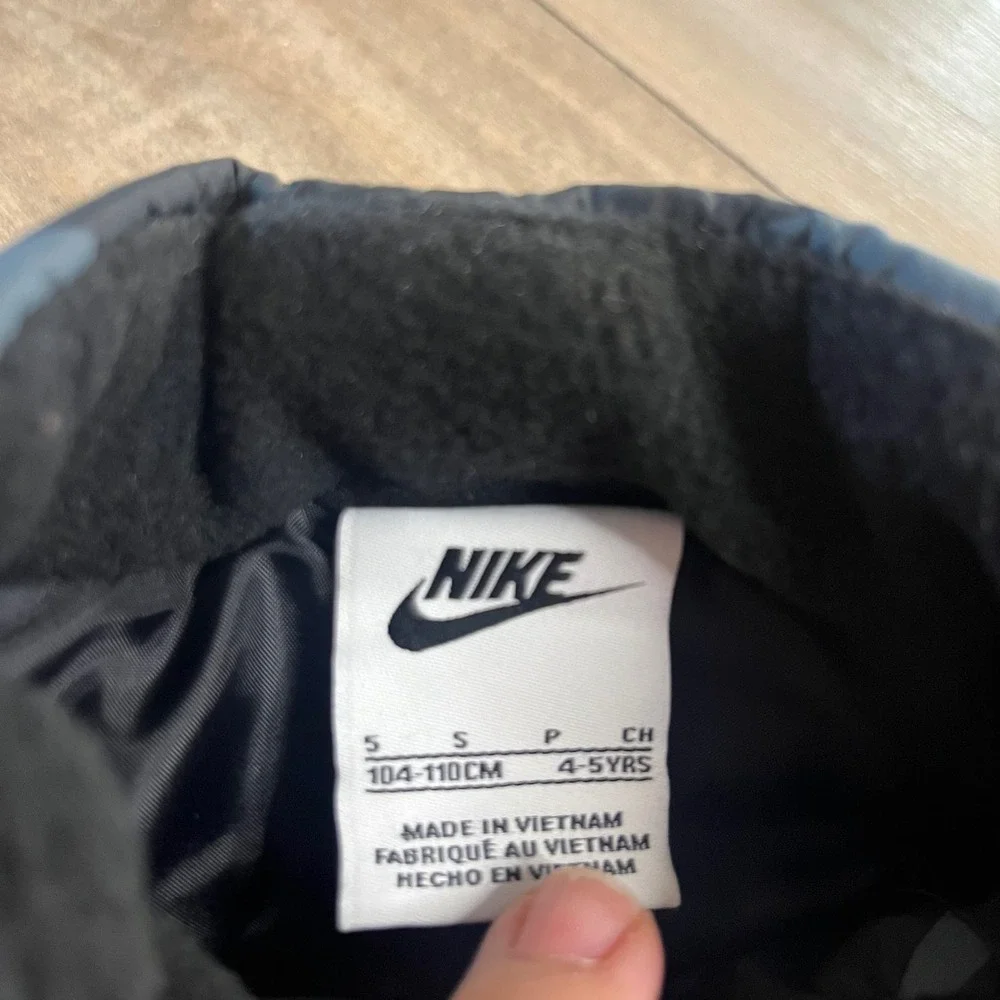 Nike Girls Puffer Vest Black‎ Grey Swoosh Print Size 5 4-5YRS Bin J-28
